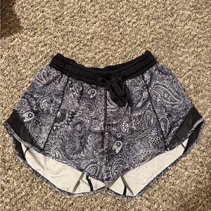 Lululemon Athletica Black and White Paisley Shorts cut out liner